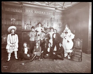 Un gruppo in costume a casa di Miss Morgenthau, 30 West 72nd Street, New York, 1906